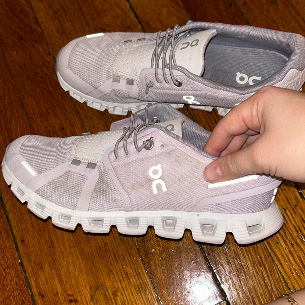 Size 8 On Running Cloud sneakers